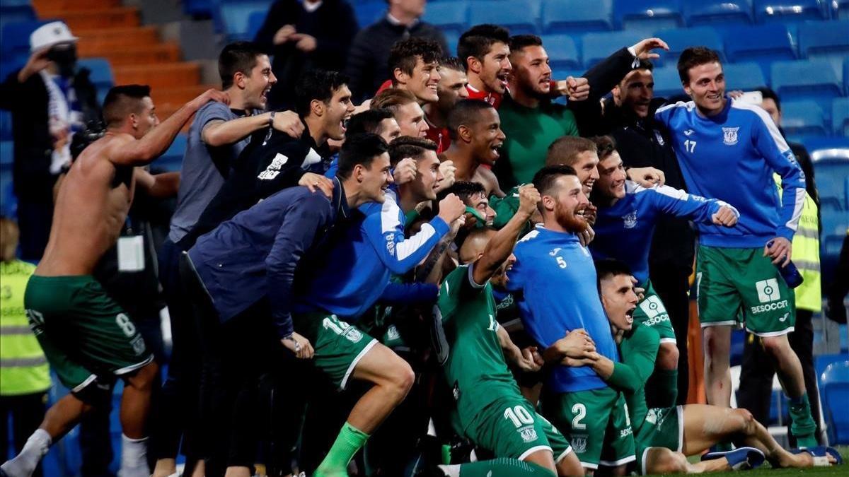 Los jugadores del Leganés celebran su triunfo en el Santiago Bernabéu