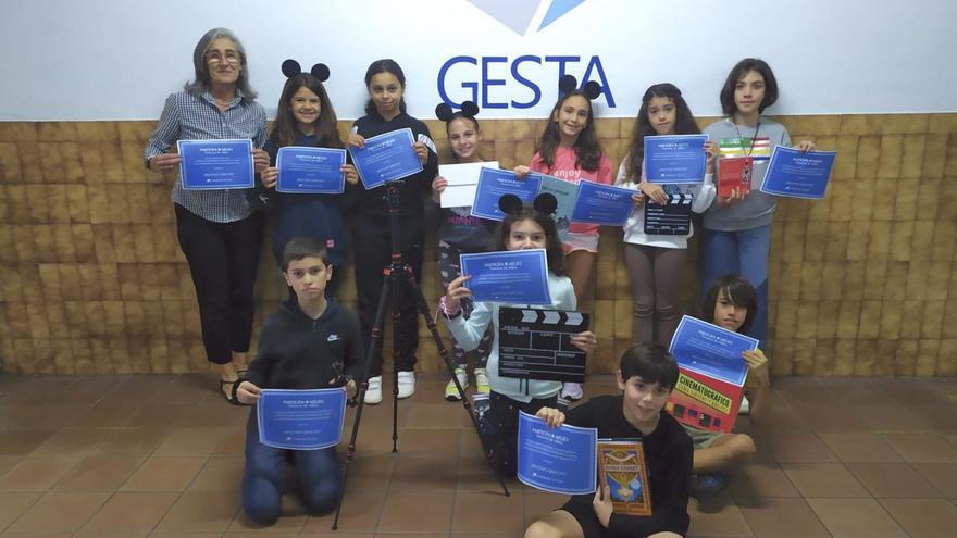 Los alumnos del Gesta reciben su premio por &quot;El ratoncito Pepe&quot; | LNE