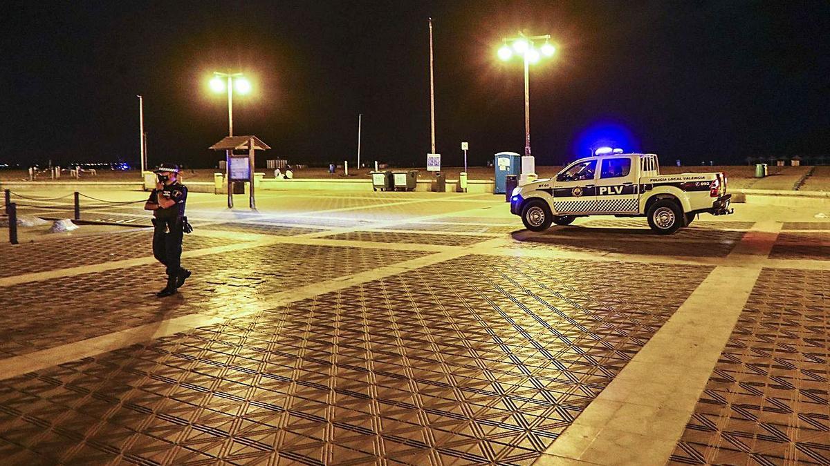 Una patrulla de la Policía Local de València vigila el paseo de la playa de la Malva-rosa.