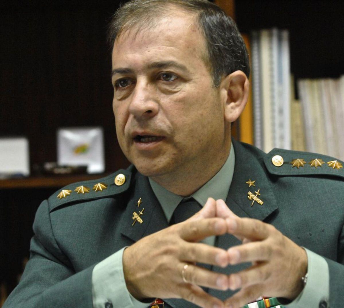 Arriba, el general Espinosa, ‘José Drones’ y el mediador. Debajo, Espinosa | | E.D.