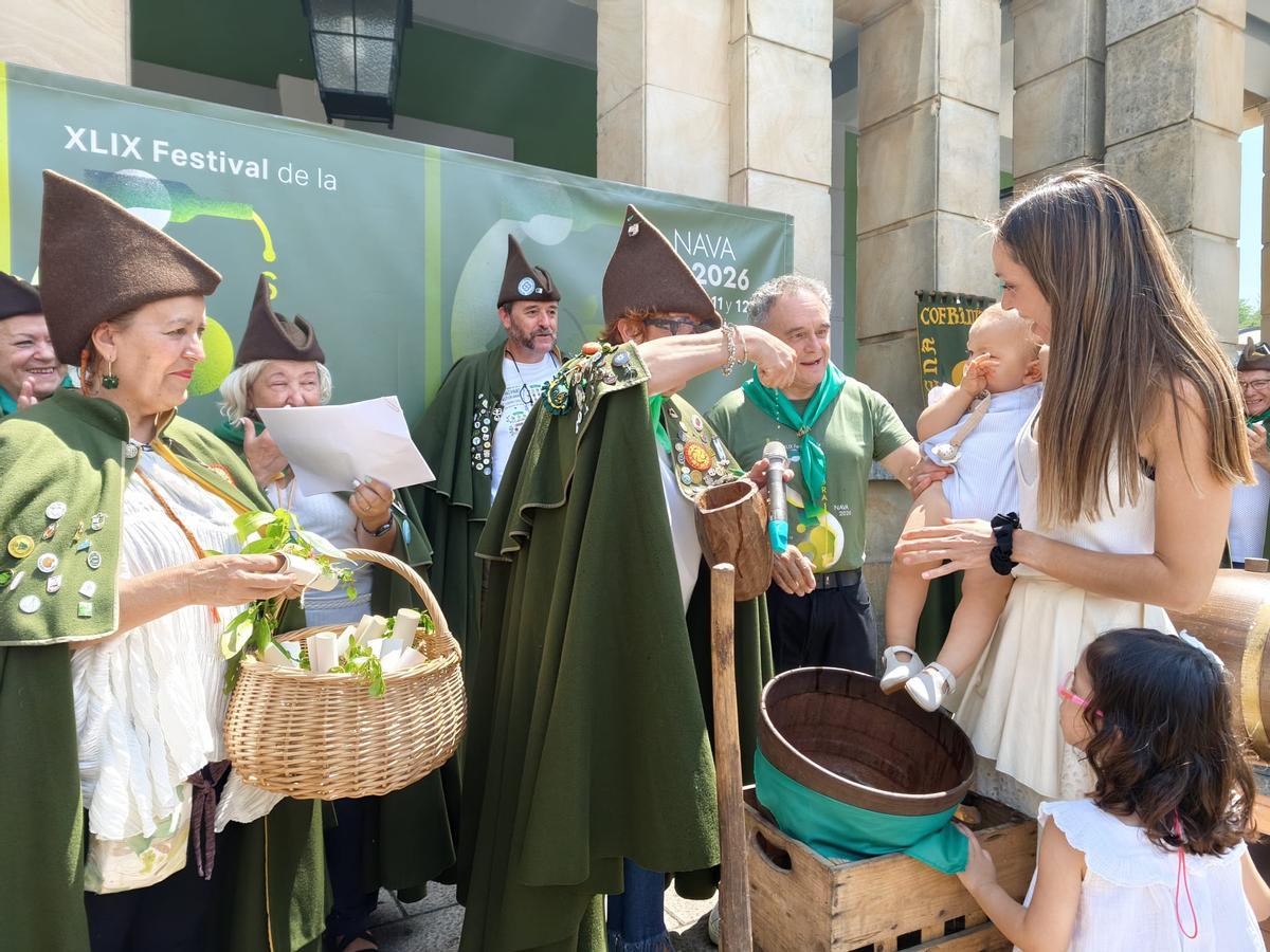 El bautismo sidrero de una veintena de bebés en el Festival de la Sidra de Nava, en imágenes