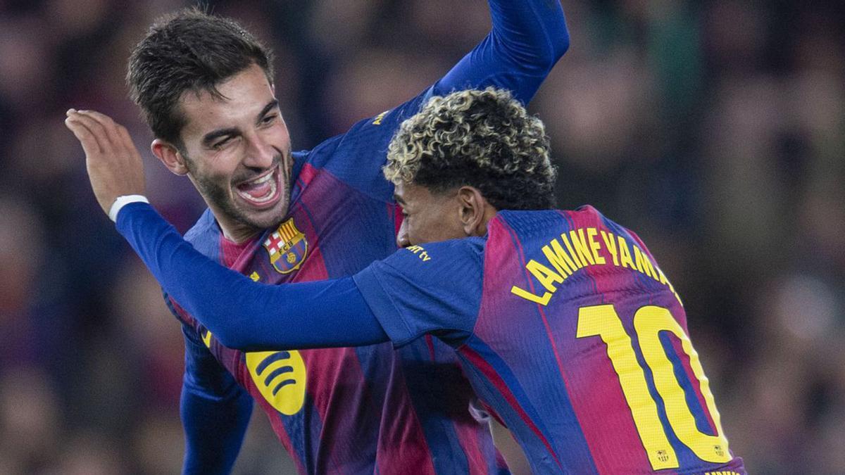 Ferran Torres celebra amb Lamine Yamal el quart gol blaugrana durant el partit d’ahir.