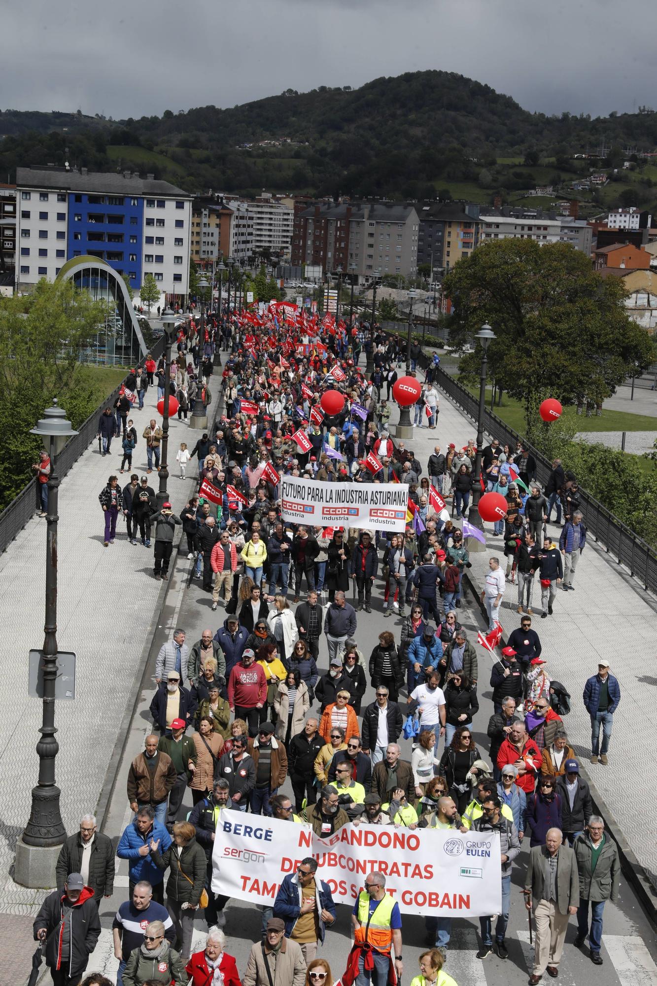 Manifestación de los sindicatos mayoritarios en Langreo por el 1 de mayo.