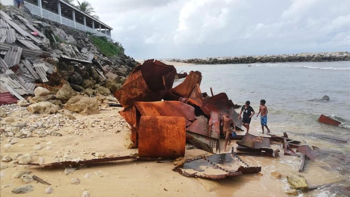 Niños juegan entre la basura en la isla de Nauru.