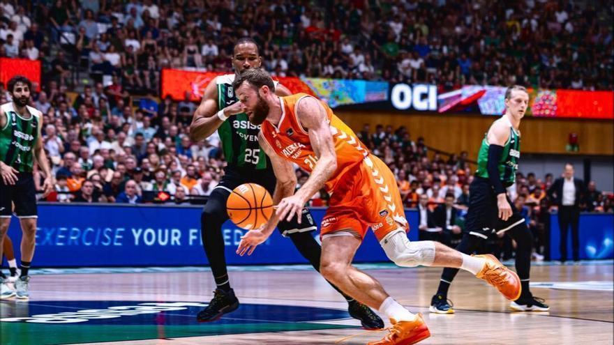 La afición del Joventut se rinde en aplausos a pesar de la derrota contra el Valencia Basket