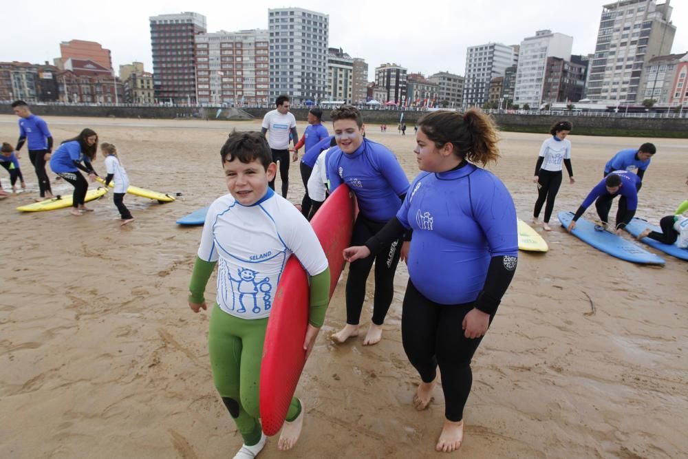 Jornada de surf solidario en Gijón