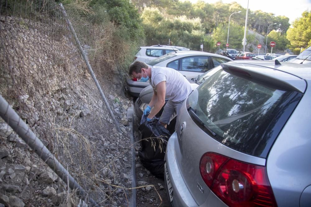 Vecinos de Cala Major limpian el bosque de Can Tàpera y  el parking público del barrio