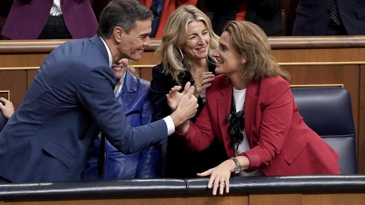 Pedro Sánchez, Yolanda Díaz y Teresa Ribera celebran la investidura en el Congreso.
