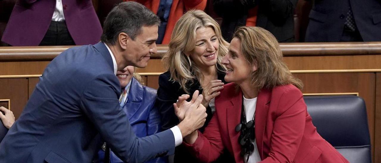 Pedro Sánchez, Yolanda Díaz y Teresa Ribera celebran la investidura en el Congreso.