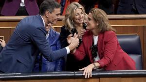 Pedro Sánchez, Yolanda Díaz y Teresa Ribera celebran la investidura en el Congreso.