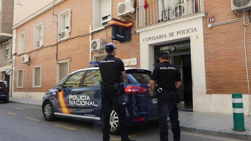 Acceso a la comisaría de Alcoy.