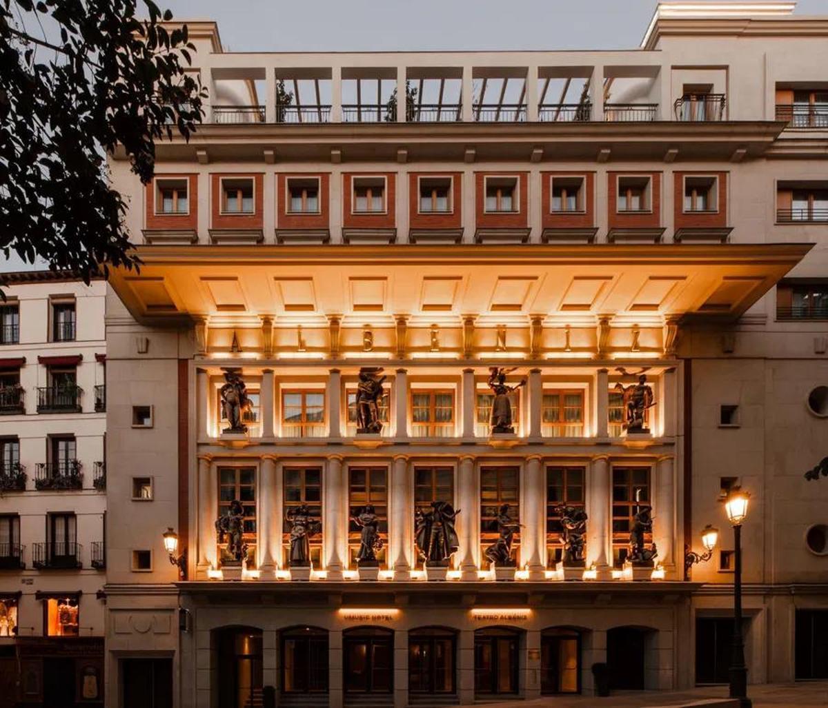 El UMusic Hotel Madrid se sitúa en pleno centro de la capital, en la Calle de la Paz, 11, junto al icónico Teatro Albéniz