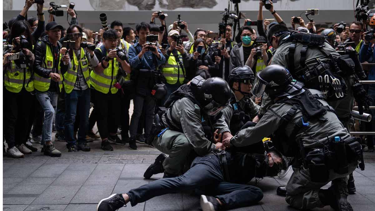 Nuevas protestas en Hong Kong se saldan con 18 hospitalizados y 250 detenidos.