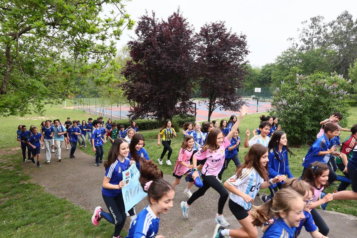 EN IMÁGENES: Los alumnos del colegio École se visten de azul para apoyar al Real Oviedo
