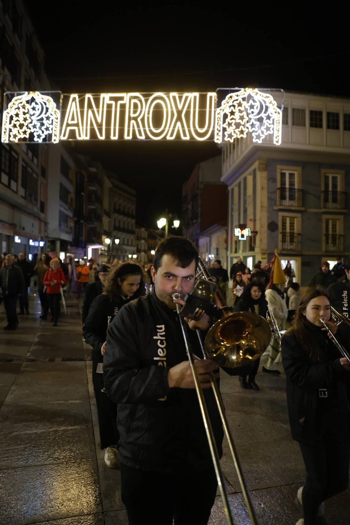 EN IMÁGENES: el entierro y quema de la sardina pone fin al multitudinario Antroxu de Avilés