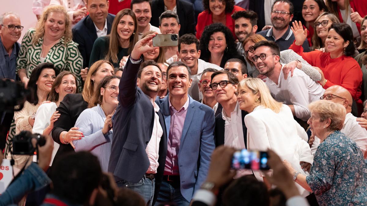 (I-D) El candidato del PSC a la alcaldía de Tarragona, Rubén Viñuales; el secretario general del PSOE y presidente del Gobierno, Pedro Sánchez; el primer secretario del PSC, Salvador Illa, y la número 2 de la candidatura del PSC en Tarragona, Montse Adan,