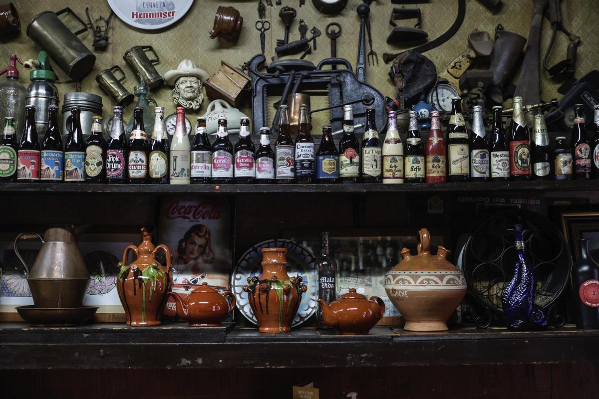 Botellas en una pared de Cal Pep.