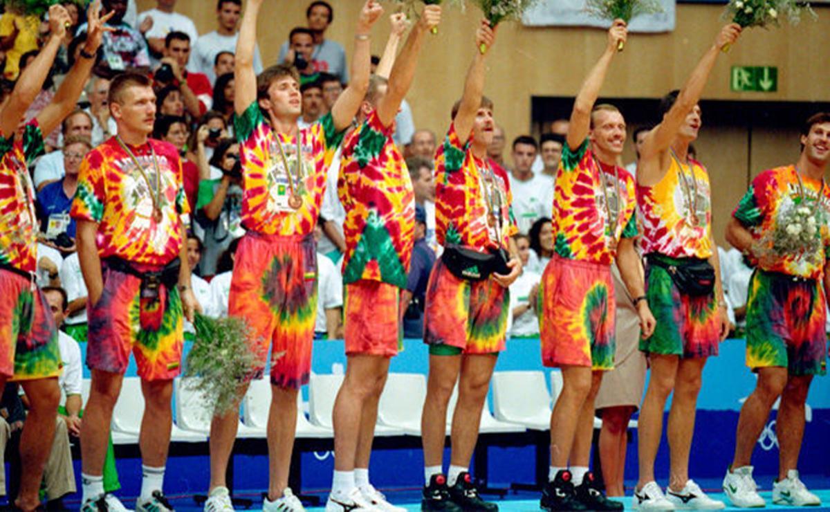 Lituania celebrando la medalla de bronce en los JJOO de Barcelona 92