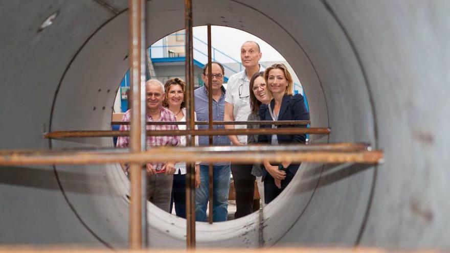 Santiago García, Rosa Roces, Alfredo Fernández, Jesús Sánchez, Marta Pérez y Ana Concejo, ayer, en las instalaciones de la empresa Inoxnalón en el polígono de Valnalón, en La Felguera.