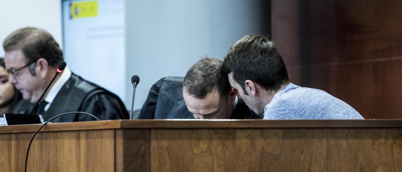 El acusado charla con su abogado, este martes, en la segunda jornada del juicio.
