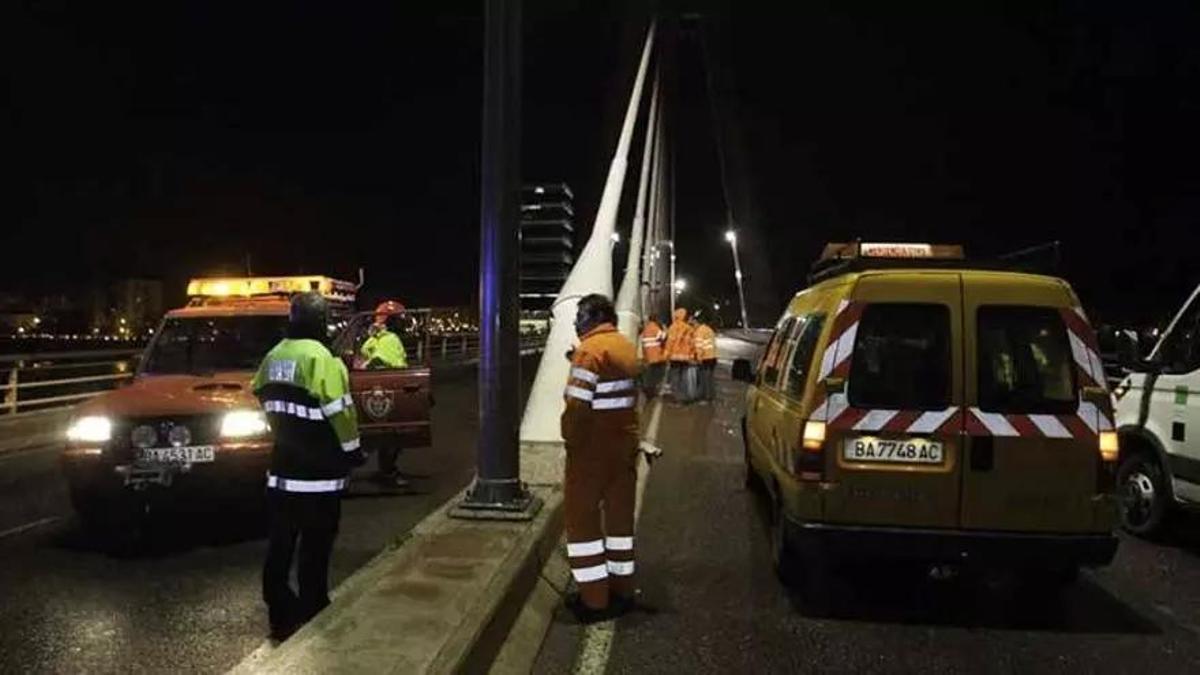 La oscilación de un tirante obliga a cortar al tráfico el Puente Real de Badajoz en el año 2012.