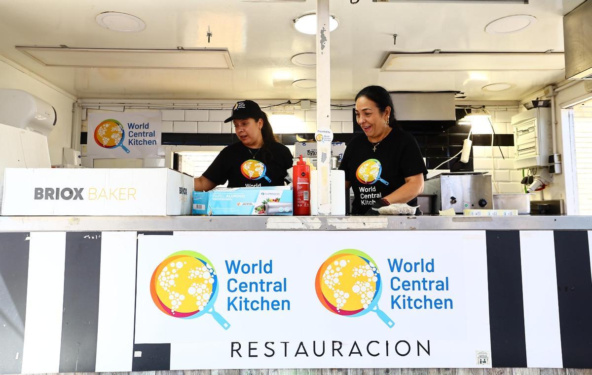 Reparto de comida de la oenegé de José Andrés este lunes en Jaca.