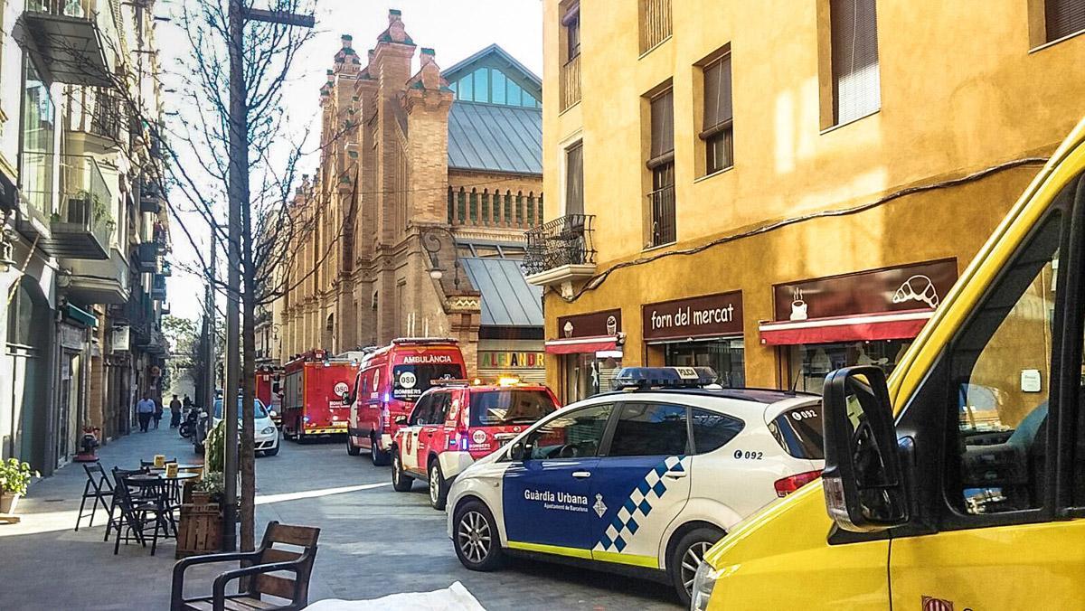 Cerrado el acceso al Mercat de Sants por un escape de gas.