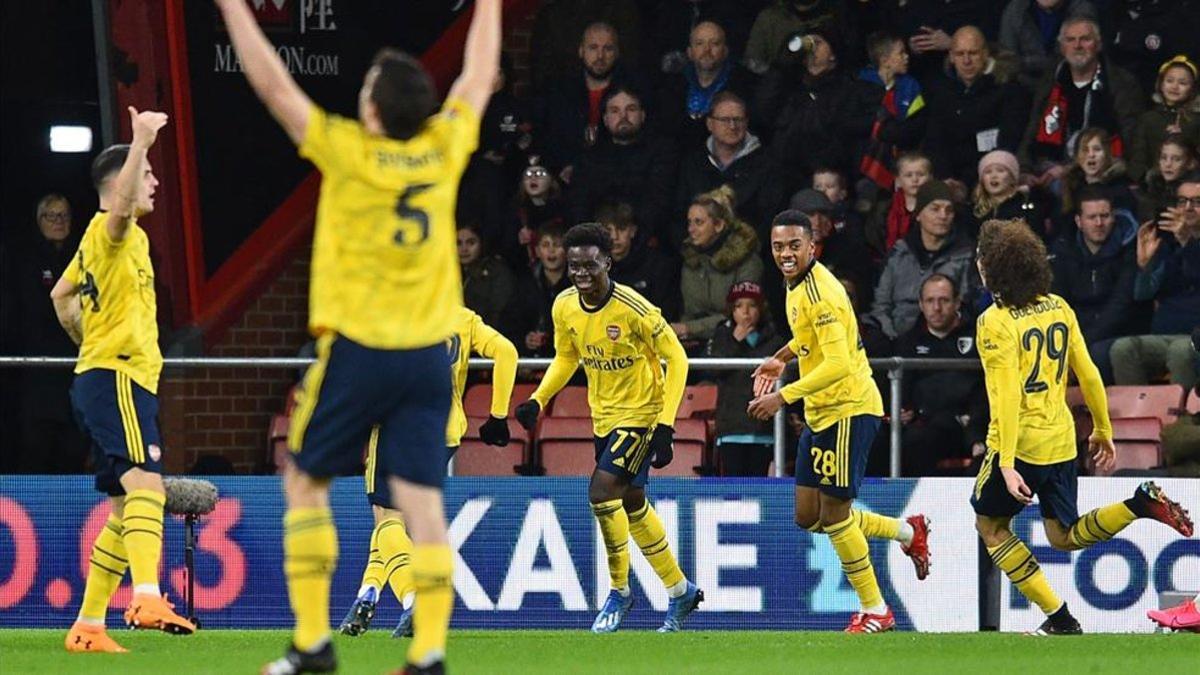 Saka celebra con sus compañeros el 1-0 en Bournemouth