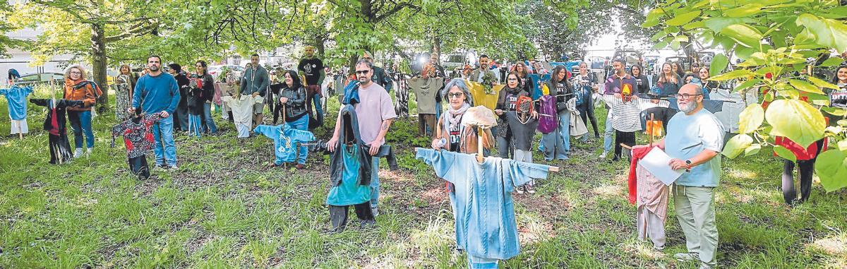 Participantes en la protesta del instituto con los espantapájaros.