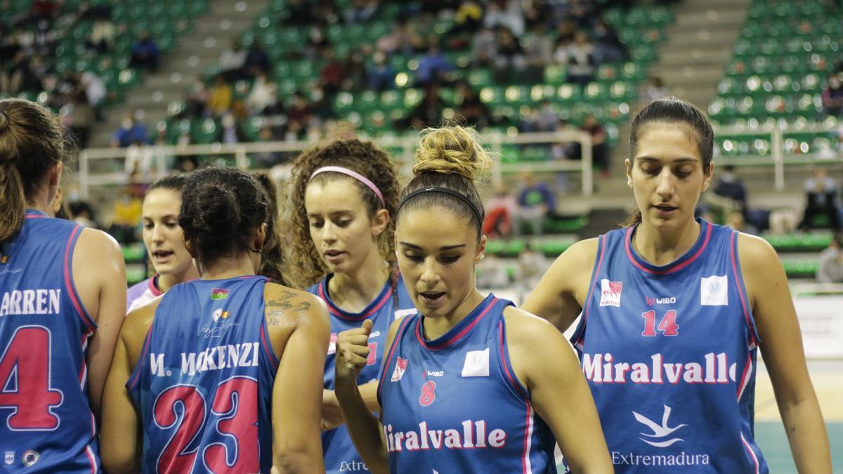 Jugadoras del Miralvalle durante un partido.