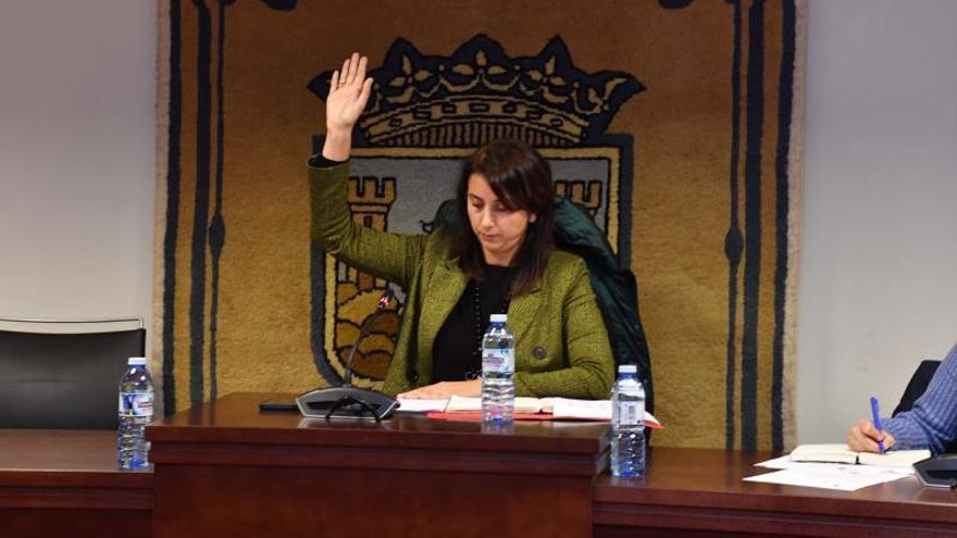 La alcaldesa, María Nogareda, durante una votación plenaria. |   // VÍCTOR ECHAVE