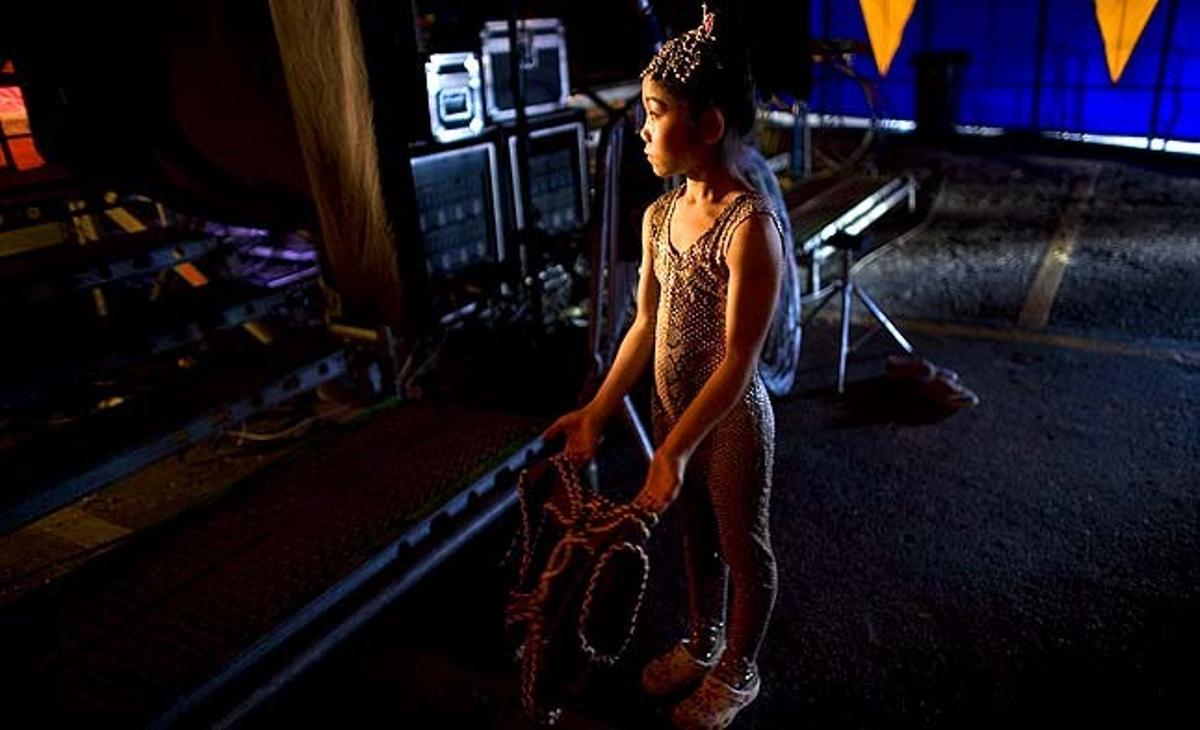 Una jove artista del Grup acrobàtic Chengdu espera fora de l’escenari per fer la seva entrada en la funció Ilusiones de un niño duende, a Caracas (Veneçuela).