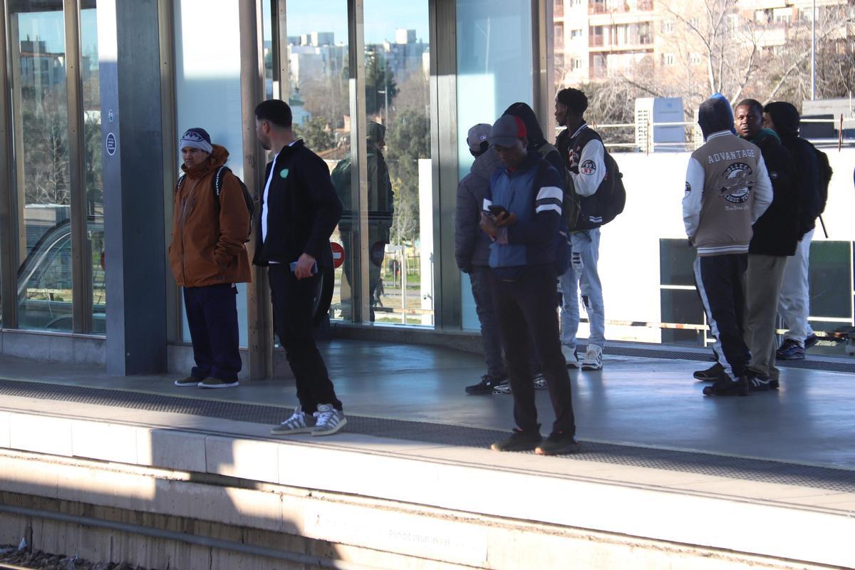Passatgers esperen a l'estació de tren a Girona