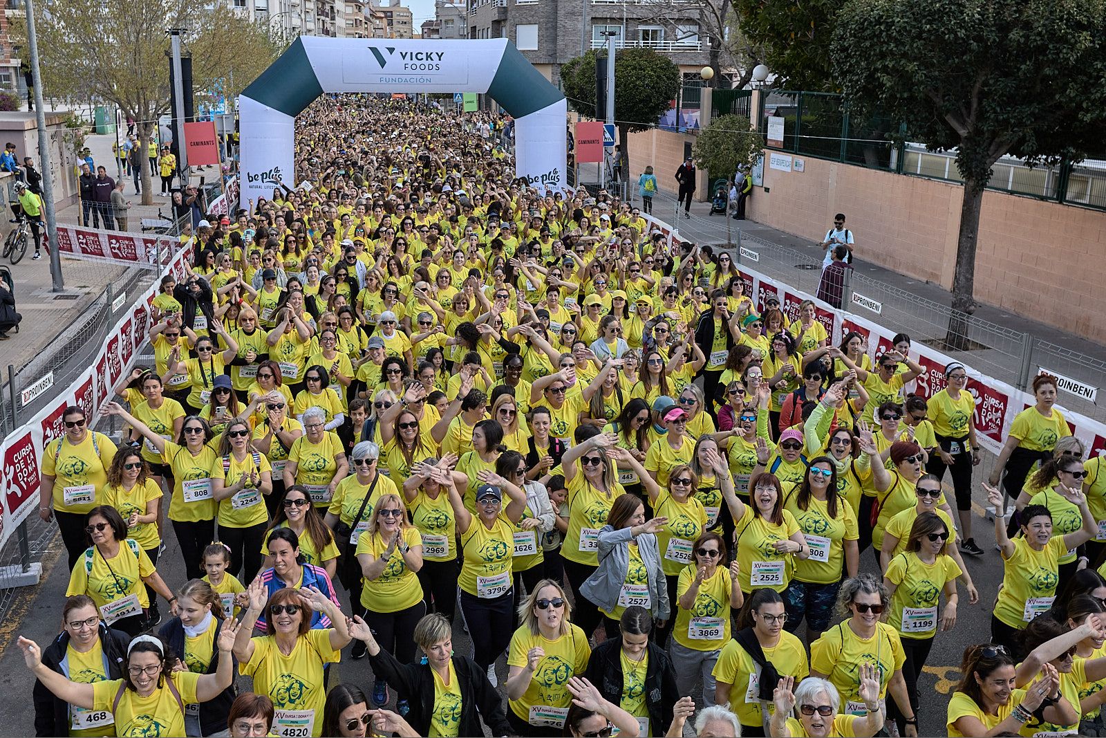 Miles de mujeres en la XV Cursa de la Dona Vicky Foods de Gandia