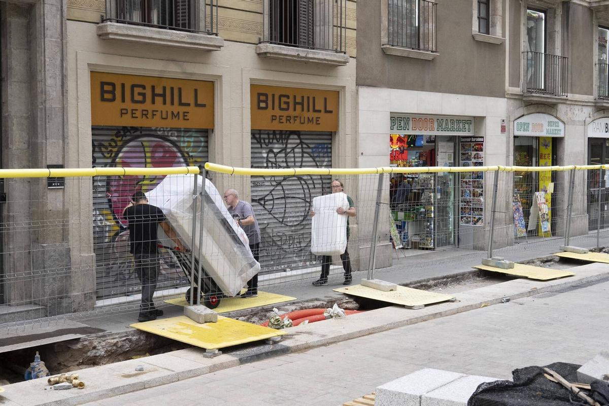 Barcelona 22/05/2025 Obras de la Rambla En la foto, obras en el lado Gòtic a la altura de la Boqueria Fotografía de Ferran Nadeu