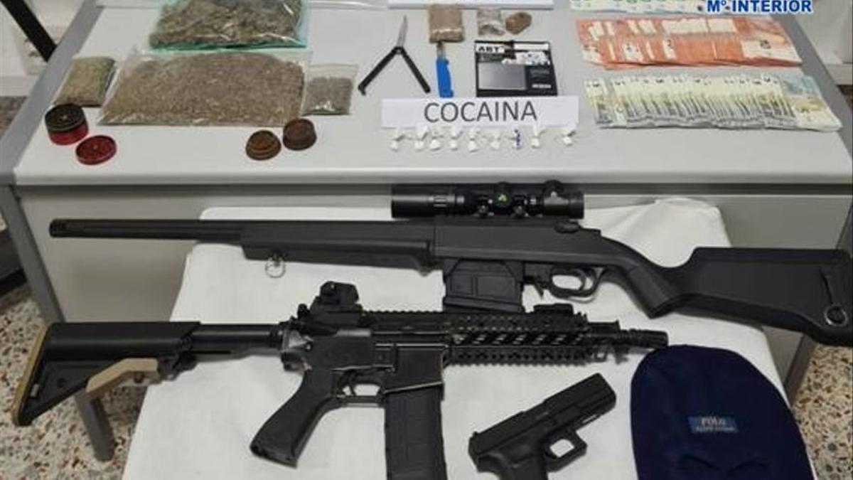Drogas y armas intervenidas tras el registro de una vivienda en Tegueste y la detención de sus inquilinos.