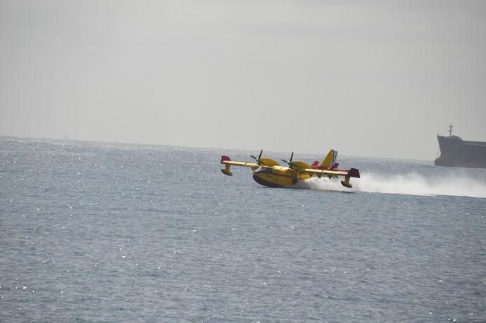 Los hidroaviones cargan agua en el Puerto de Las Palmas - Incendio Gran Canaria 2019