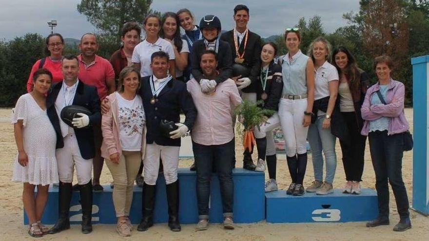 Foto de familia de los integrantes del Club Hípico La Torre, con los premios alcanzados en Mondariz.