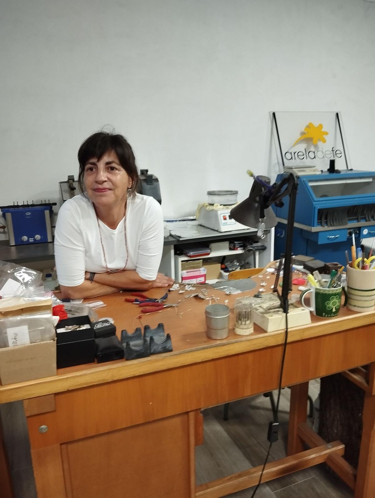Fe González con algunas de sus piezas en su taller