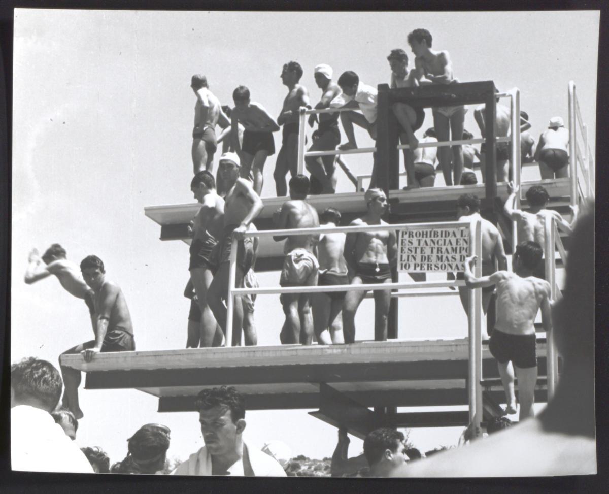 Bañistas en una de las piscinas que documentó Alcoba en el Madrid de los años 60.