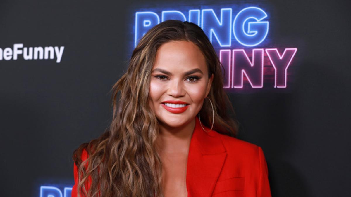 Chrissy Teigen, de rojo en la presentación de un nuevo espacio de la NBC