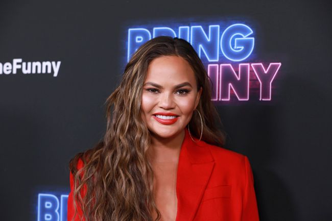 Chrissy Teigen, de rojo en la presentación de un nuevo espacio de la NBC