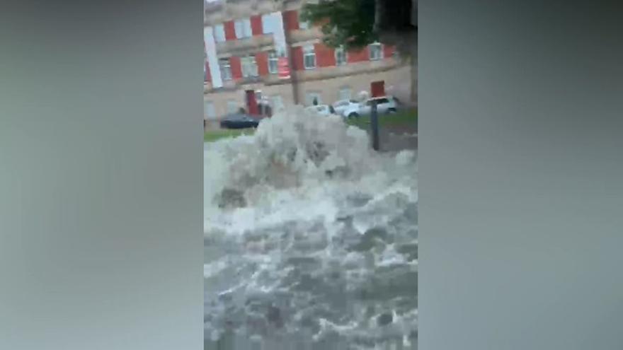 La enésima tormenta inunda Ourense: géiseres brotando de alcantarillas y calles convertidas en ríos