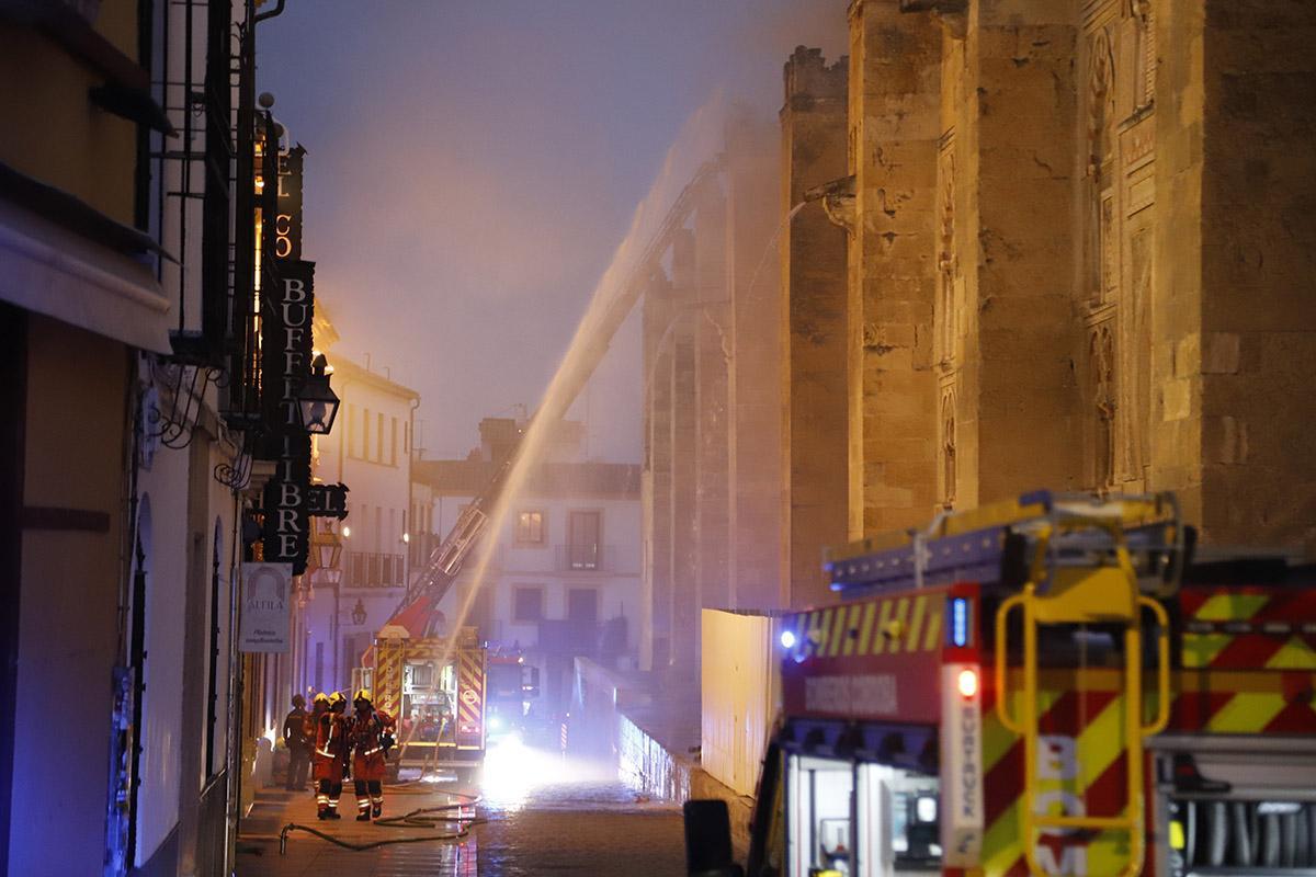 El incendio de la Mezquita-Catedral, en imágenes