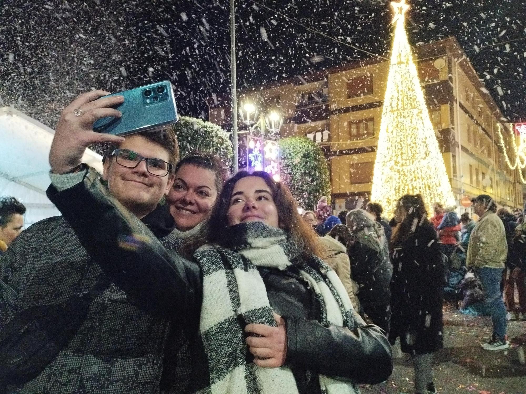 El divertido encendido del alumbrado navideño en Llanera, en imágenes