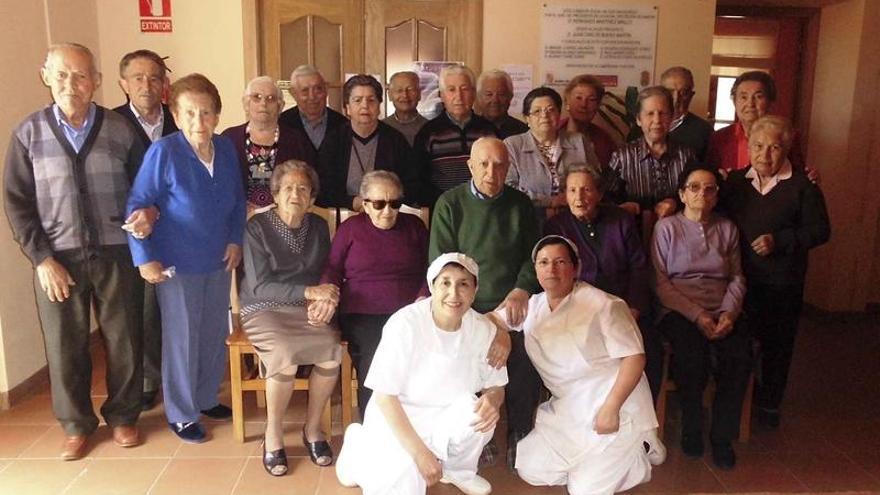 Foto de familia de los usuarios y trabajadoras del comedor social de Manganeses de la Lampreana.