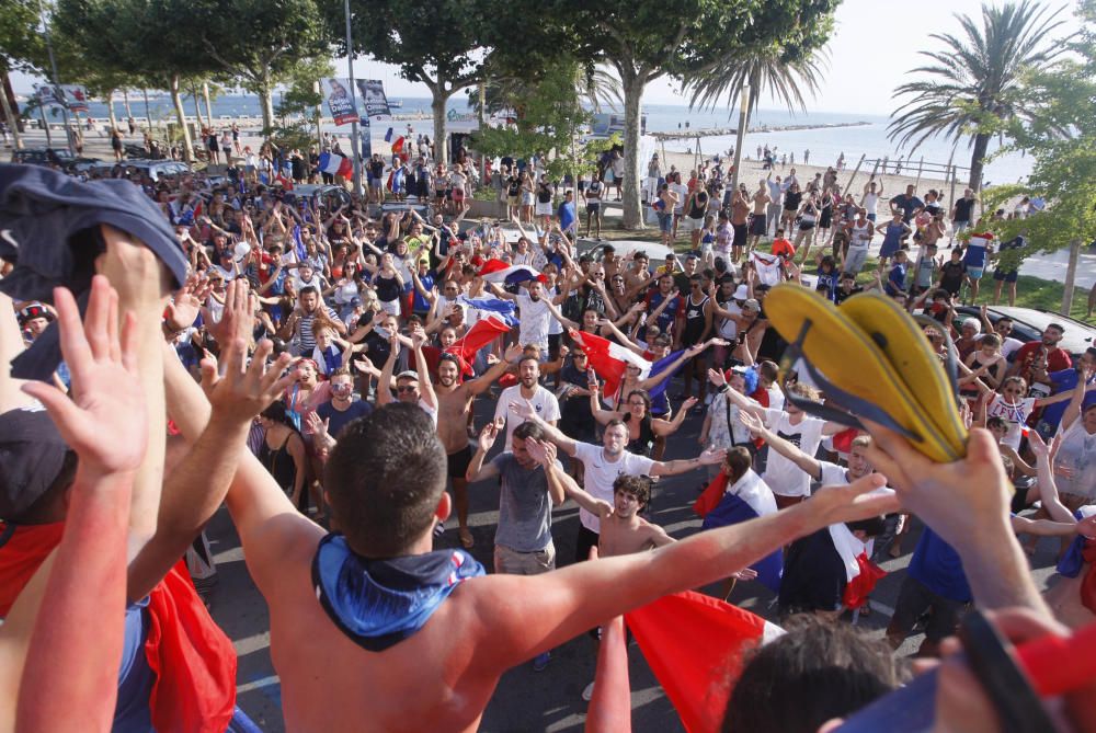 L''afició francesa a Roses celebra la victòria del seu equip al Mundial