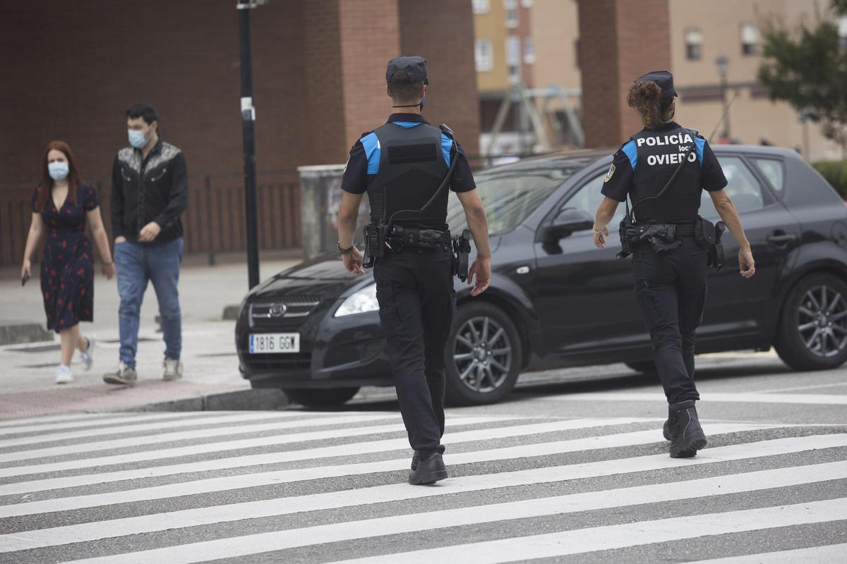 Agentes de la Policía Local en La Corredoria