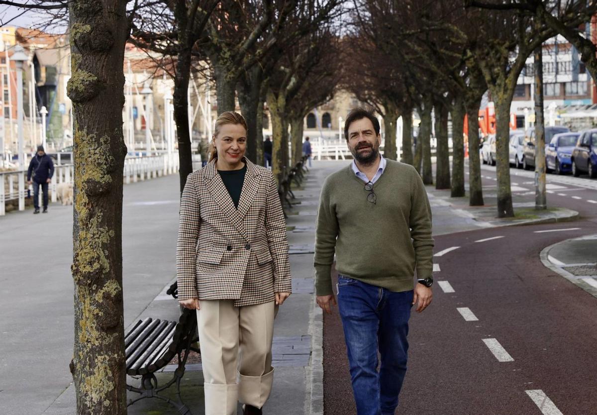 Elena Suero y Rafa Piñera, ayer, en Rodríguez San Pedro.  | MARCOS LEÓN