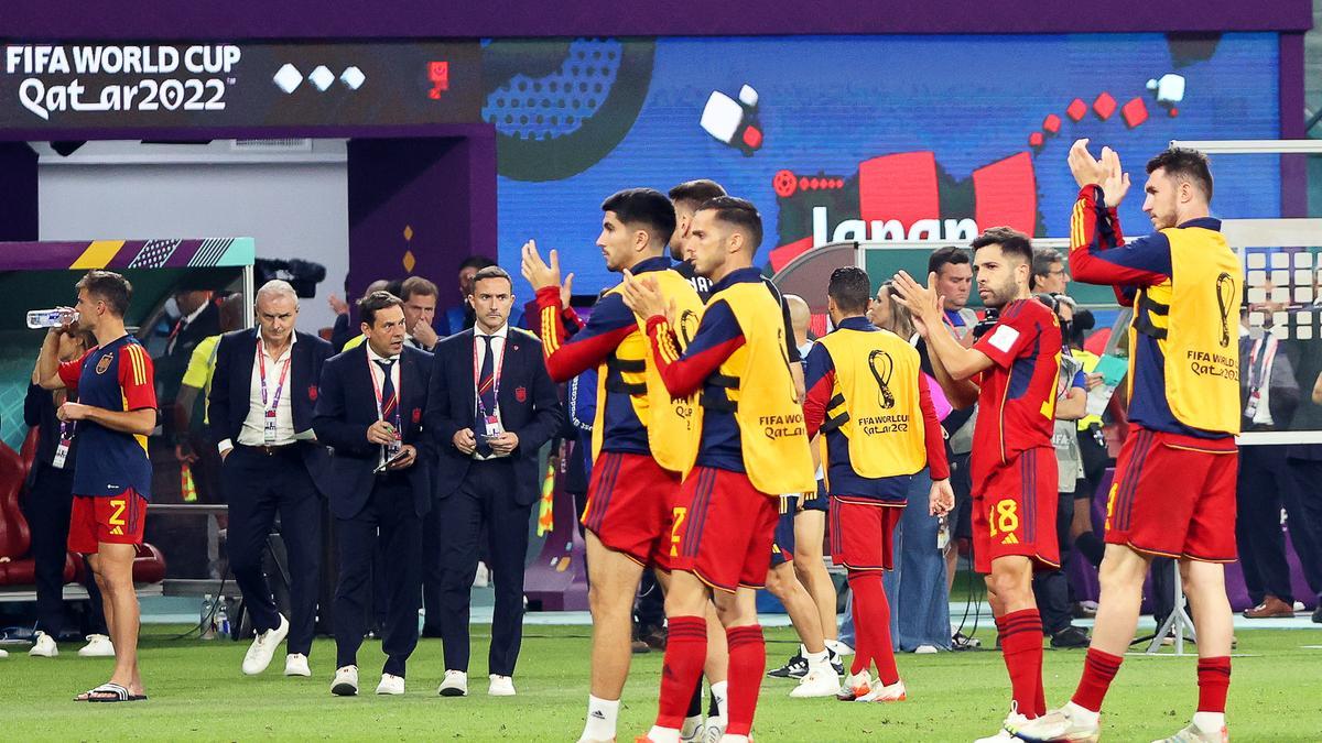 Los jugadores de España saludan a la afición al término del partido ante Japón